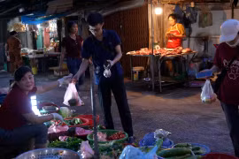 Hà Nội sẽ siết chặt rác thải nhựa: Chợ truyền thống sẵn sàng thích nghi