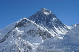 Gần 1.000 người mắc kẹt trên núi Everest do bão tuyết
