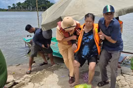 Kịp thời cứu sống cụ bà đuối nước ở cầu Kinh Dương Vương