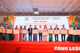 Hà Nội trao quyết định cho 14 làng nghề truyền thống và chứng nhận sản phẩm OCOP cấp thành phố