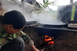 Làng mật mía truyền thống ở Hà Tĩnh đỏ lửa suốt ngày đêm làm hàng Tết