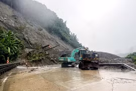 Ngày đêm thi công, sớm thông xe qua những vị trí sạt lở do mưa lũ