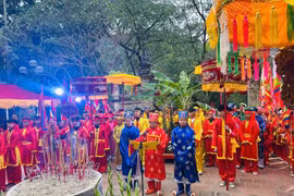Hàng vạn du khách về khai hội Gióng đền Sóc