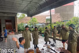 Công an Thanh Hoá xuyên đêm giúp dân ứng phó với bão số 10