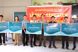 NXB Giáo dục Việt Nam: Trao tặng hơn 117.000 bản sách giáo khoa cho học sinh vùng lũ