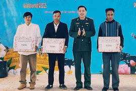 Củng cố hợp tác biên giới qua giao ban cụm dân cư Việt - Lào