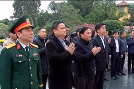 Phó Chủ tịch Quốc hội Nguyễn Khắc Định dâng hương tại Đài tưởng niệm các anh hùng, liệt sĩ Bắc Sơn
