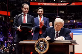 Tổng thống Donald Trump sa thải hàng chục công tố viên điều tra và truy tố ông