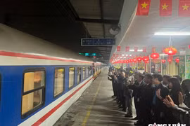 Hân hoan “Chuyến tàu Xuân” rời ga Hà Nội đêm Giao thừa