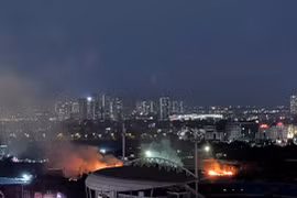 Sau sự cố drone rơi, bốc cháy, Hà Nội dừng trình diễn drone đêm Giao thừa