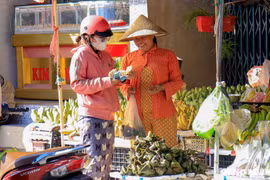 Bánh ú tro đắt hàng ngày Tết Đoan ngọ, tiểu thương phấn khởi