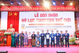 Bức tranh sơn mài về Chủ tịch Hồ Chí Minh xác lập kỷ lục thế giới