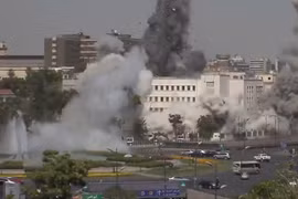 Cảnh tượng Israel ném bom dữ dội thủ đô của Syria, phá hủy cả tòa nhà Bộ Quốc phòng, thế giới nói gì?