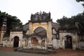 Du khách về ngôi đền cổ tại Thành phố Hải Dương dâng lễ đầu năm