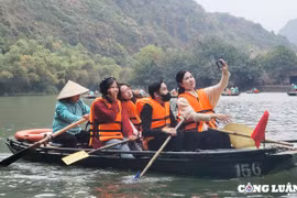 Giới trẻ hào hứng tham quan trải nghiệm tại quần thể danh thắng Tràng An đầu năm mới