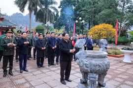 Thủ tướng Phạm Minh Chính dâng hương tưởng niệm Chủ tịch Hồ Chí Minh, thị sát cao tốc Đồng Đăng - Trà Lĩnh