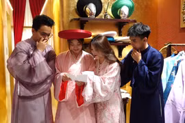 Chụp photobooth với cổ phục, giới trẻ tìm lại hơi thở Hà Nội xưa