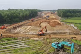 Bàn giao toàn bộ mặt bằng phục vụ thi công trạm dừng nghỉ trên cao tốc Bắc - Nam