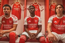 Arsenal trình làng áo đấu sân nhà mùa giải 2025/2026