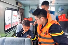 Bé trai 10 tuổi sống sót trong vụ lật tàu ở Quảng Ninh: Sức khỏe tạm ổn, được miễn toàn bộ viện phí
