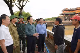 Phó Thủ tướng Mai Văn Chính kiểm tra công tác khắc phục mưa lũ tại khu vực Ngọ Môn-Đại Nội Huế