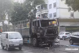 Hà Nội: Ô tô tải bốc cháy dữ dội trên đường Trần Thủ Độ, giao thông ùn ứ cục bộ