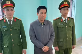 Bắt tạm giam cán bộ ban quản lý dự án móc nối với doanh nghiệp lập hợp đồng thuê nhân công khống