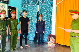 Bắt tạm giam nhân viên giao hàng thu tiền của khách để tiêu xài cá nhân