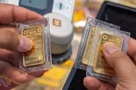 Vàng miếng SJC "bốc hơi" cả triệu đồng mỗi lượng