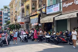 Người dân TP HCM hoảng loạn tháo chạy vì dư chấn trận động đất ở Myanmar