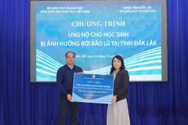 Nhà xuất bản Giáo dục Việt Nam hỗ trợ kịp thời 366 nghìn bản sách giáo khoa cho học sinh vùng lũ lụt tỉnh Đắk Lắk