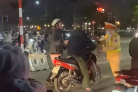 Khởi tố vụ án người đàn ông đấm vào mặt cán bộ Công an khi bị kiểm tra nồng độ cồn