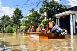 Sau bão số 11, hơn 546.000 hộ dân được khôi phục điện, 6.413 hộ vẫn chưa có điện trở lại