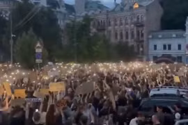 Người dân Ukraine biểu tình phản đối Tổng thống Zelenskyy, anh em nhà Klitschko cũng tham gia