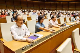 Ngày 18/6, Quốc hội tiếp tục thảo luận về kinh tế-xã hội, biểu quyết thông qua 2 dự án luật