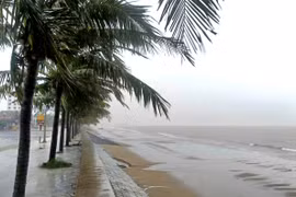 Thanh Hóa: Biển động mạnh, sóng cao từ 40-60 cm