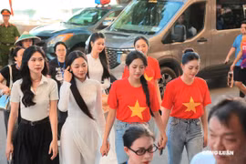 Dàn hoa hậu Việt Nam rạng rỡ 'làm nóng' trận Siêu Cúp Quốc gia 2024/25