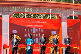 Khai mạc triển lãm '100 năm Mỹ thuật hiện đại'