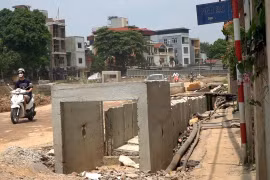 Hà Nội: Hàng chục hộ dân thấp thỏm vì cống, đường cao hơn nền nhà