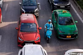 Xe máy ùn ùn đi vào làn ô tô trên đường Võ Chí Công, sau hơn một tuần điều chỉnh phân làn