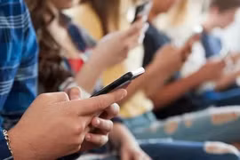 Giới trẻ và nỗi sợ 'lạc hậu' trên mạng xã hội: Bắt kịp xu hướng, bỏ lỡ giá trị?