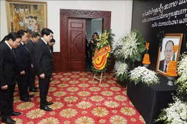 Lãnh đạo cấp cao Đảng, Nhà nước viếng đồng chí Khamtay Siphandone