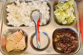 Một tuần sau ‘trứng thối’, bếp ăn bán trú Trường Tiểu học Cự Khê 'bật lửa' trở lại