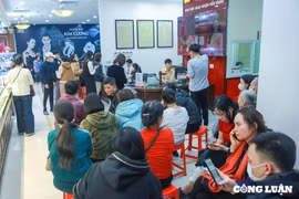 Giá vàng trên 100 triệu đồng/ lượng, 'cố thủ' từ sáng đến chiều để mua nửa chỉ