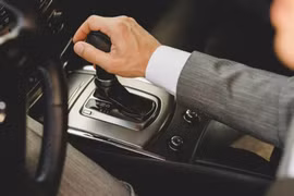 Tự động so với số sàn: Chọn hộp số phù hợp cho chiếc xe tiếp theo của bạn