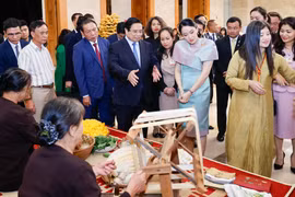 Thủ tướng Việt Nam và Thủ tướng Thái Lan cùng thưởng lãm tinh hoa thủ công Việt