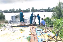 Sạt lở trong đêm, nhiều nhà dân ở Cà Mau sụp xuống sông