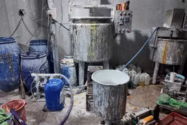Cận cảnh xưởng sản xuất mỹ phẩm giả quy mô lớn vừa bị Công an TP HCM triệt phá