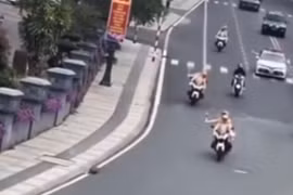 Người đi xe máy cắt ngang đoàn xe ưu tiên, bị triệu tập làm việc