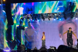 G-Dragon chia sẻ khoảnh khắc hát dưới mưa, xúc động gửi lời cảm ơn fan Việt